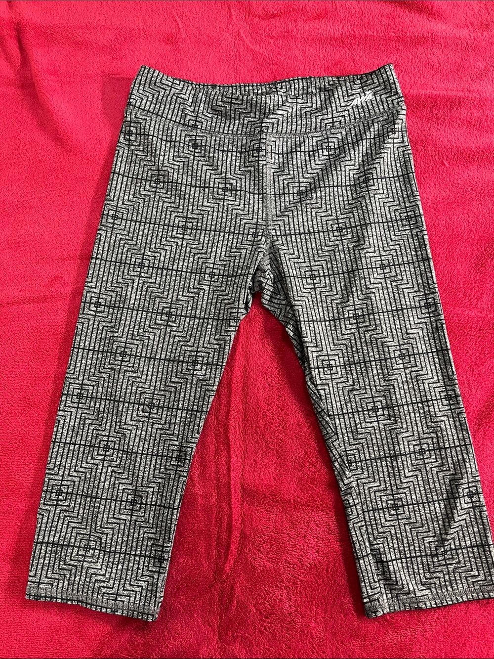 Jr Black & White Geo Print Capri Leggings - Brand Avia XL